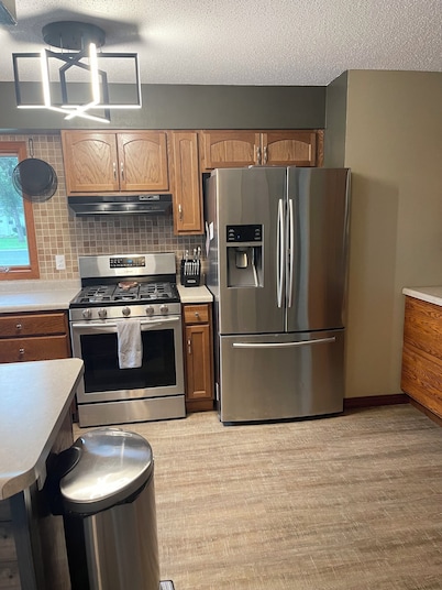 Charming 3-bedroom house 3 mi to altru, 2 mi to UND, and 1 mi to down town
