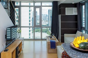 Deluxe Loft, City View | Living area | 40-inch Smart TV with digital channels