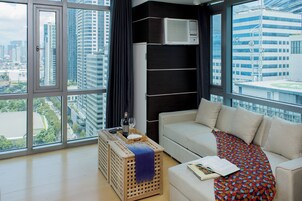 Loft Deluxe, vistas a la ciudad | Zona de estar | Smart TV de 40 pulgadas con canales digitales