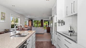 Micro-ondes, four, plaque de cuisson, lave-vaisselle