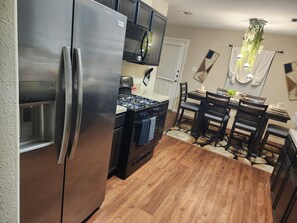 Fridge, dishwasher -  Unique, spacious and well furnished 3-bedroom house in a quiet area of Houston. (Houston)
