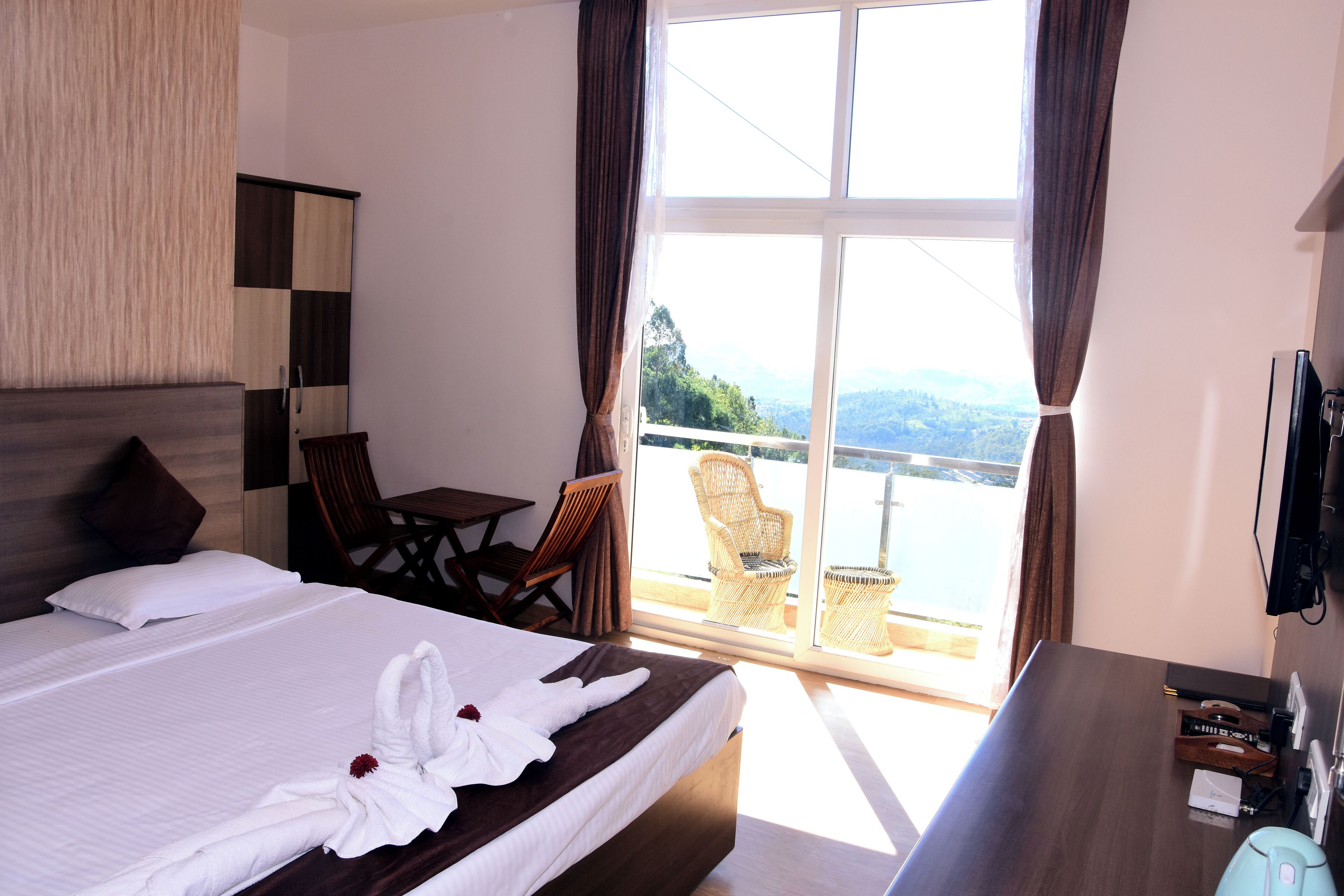 Deluxe Room, 1 King Bed, Valley View | Memory foam beds, laptop workspace, iron/ironing board, free WiFi