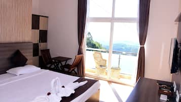 Rom – deluxe, 1 kingsize-seng, dalutsikt | Memory foam-senger, skrivebord for bærbar PC og strykejern/-brett