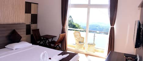 Deluxe Room, 1 King Bed, Valley View | Memory foam beds, laptop workspace, iron/ironing board, free WiFi