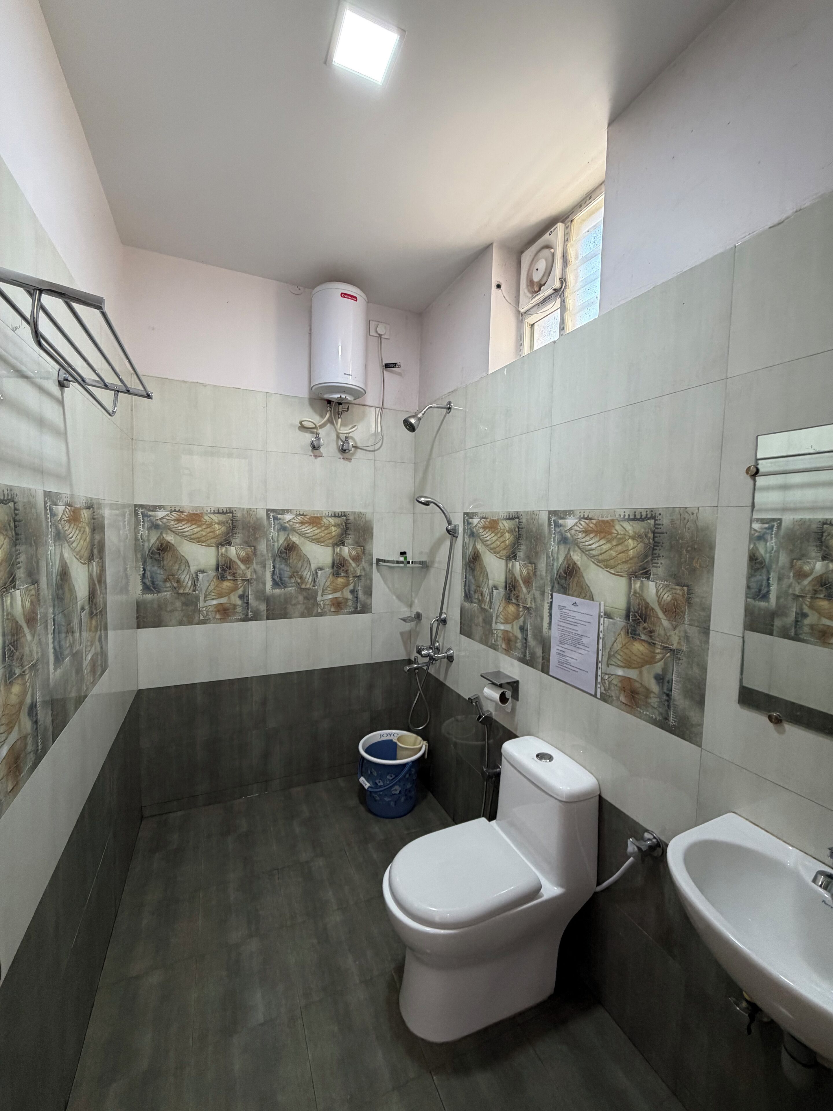 Un baño con inodoro, bidé y lavamanos.