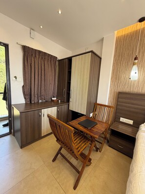 Memory-foam beds, laptop workspace, iron/ironing board, free WiFi - VANAM HOLIDAYS  (Coonoor)