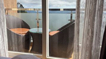 Kamar Deluks, 1 Tempat Tidur King, pemandangan lembah | Busa memori, ruang kerja ramah laptop, dan setrika/meja setrika