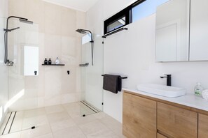 Een douche, een haardroger, handdoeken, zeep