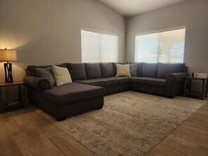 Smart-TV, Tischfußball, Bücher, Stereoanlage