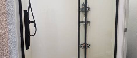 Secador de pelo, toallas y papel higiénico