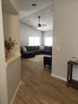 Smart-TV, Tischfußball, Bücher, Stereoanlage