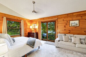 4 slaapkamers, een bureau, een strijkplank/strijkijzer, reisbedje