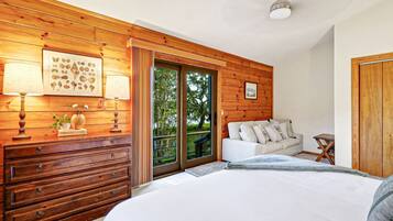 4 slaapkamers, een bureau, een strijkplank/strijkijzer, reisbedje