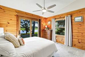 4 chambres, bureau, fer et planche à repasser, lit parapluie