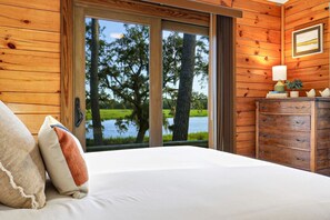 4 slaapkamers, een bureau, een strijkplank/strijkijzer, reisbedje