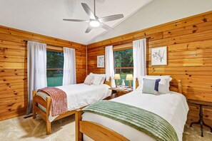 4 Schlafzimmer, Schreibtisch, Bügeleisen/Bügelbrett, Reisekinderbett