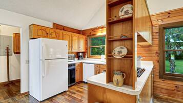 Een koelkast, een magnetron, een oven, een kookplaat