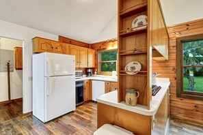 Køleskab, mikrobølgeovn, ovn, kogeplade