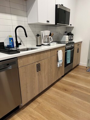 Kjøleskap, mikrobølgeovn, ovn og kokeplater