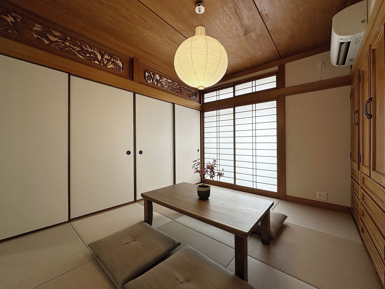 Apartamento luxo, sacada | 4 quartos, ferros/tábuas de passar roupa, Wi-Fi de cortesia