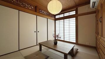 Leilighet – deluxe, balkong | 4 soverom, strykejern/-brett, wi-fi (inkludert) og sengetøy