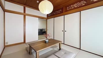 Deluxe Apartment, Balcony | 4 bedrooms, iron/ironing board, free WiFi, bed sheets