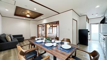 4 bedrooms, iron/ironing board, free WiFi, bed sheets