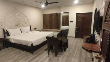 Desk, laptop workspace, iron/ironing board, free WiFi