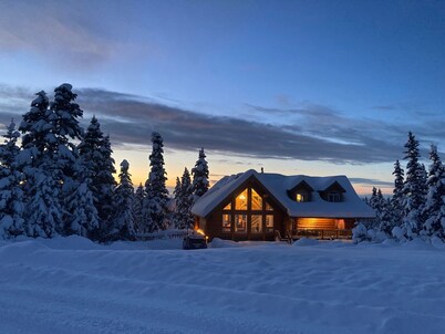 Log home mother-in-law apartment in scenic Anchorage hillside neighborhood