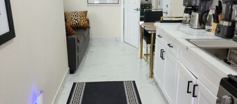 Luxurious All Private 1 bedroom Guest Suite, King bed in Lancaster with AC, WiFi