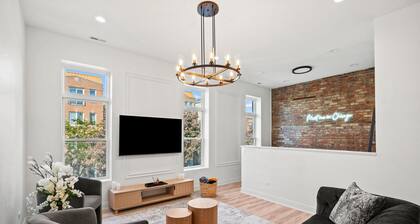 Chic Modern Loft near United Center, UIC/IMD & Downtown W/ Parking