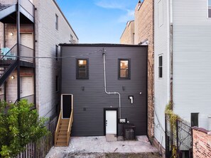 Exterior - Chic Modern Loft near United Center, UIC/IMD & Downtown W/ Parking (Chicago)