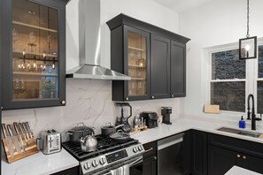 Fridge, microwave, oven, stovetop - Chic Modern Loft near United Center, UIC/IMD & Downtown W/ Parking (Chicago)