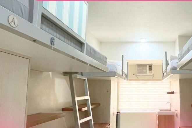 Bureau, espace de travail pour ordinateur portable