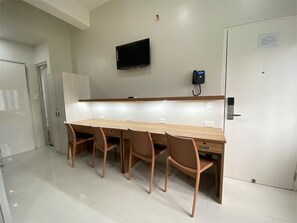 Bureau, espace de travail pour ordinateur portable