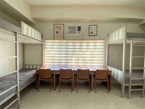 Escritorio y espacio para trabajar con laptop 