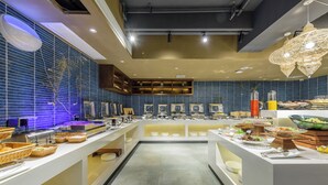 Un moderno montaje tipo buffet con diferentes alimentos y utensilios.
