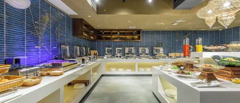 Un buffet moderne, proposant une variété de plats et d’ustensiles de service.