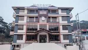Un immeuble à plusieurs étages sur lequel on peut lire l’inscription suivante : « MOUNT OLIVE – ÉCOLE DE CUISINE ET DE GESTION HÔTELIÈRE ».