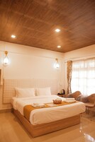 Estudio ejecutivo, balcón, vistas a la ciudad | Escritorio, espacio para trabajar con un portátil, wifi gratis