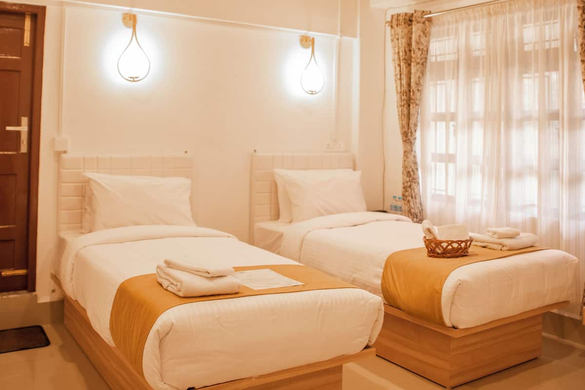 Habitación familiar, balcón, vistas a la ciudad | Escritorio, espacio para trabajar con un portátil, wifi gratis