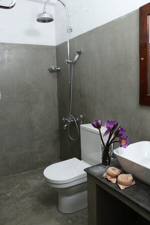 Shower, towels, soap, shampoo - CELONESE HOTEL & RESTAURANT Kandy (Kandy)