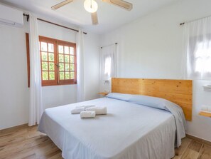 2 bedrooms, travel cot, free WiFi - Cosy apartment for 4 guests with WIFI, pool, A/C, TV and panoramic view (Alaior)