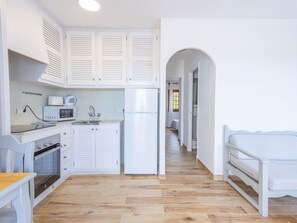 微波爐、焗爐、高腳椅