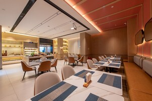 Daily self-serve breakfast (CNY 38 per person)