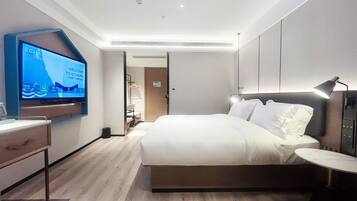 Kamar Single Superior | Meja kerja, ruang kerja ramah laptop, dan tirai kedap cahaya