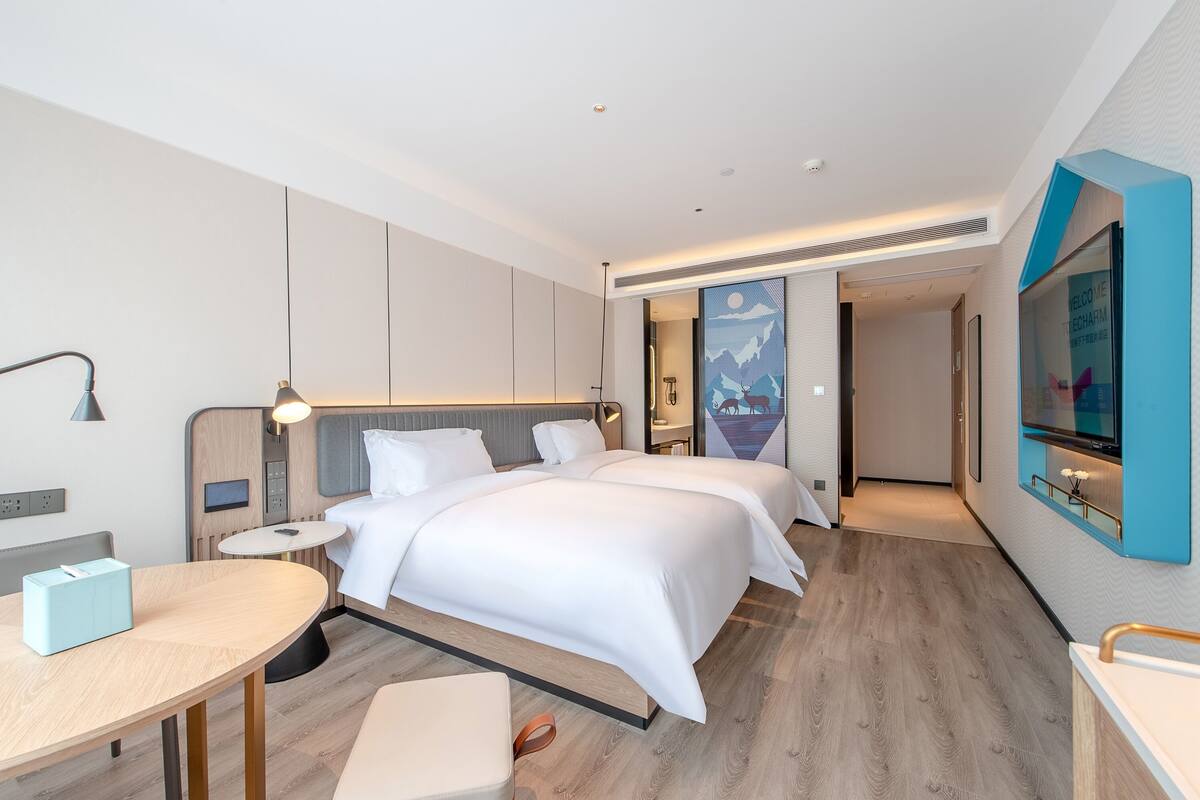 Habitació doble superior, 1 llit doble, vistes a la ciutat | Escriptori, espai de treball apte per a portàtils i cortines opaques