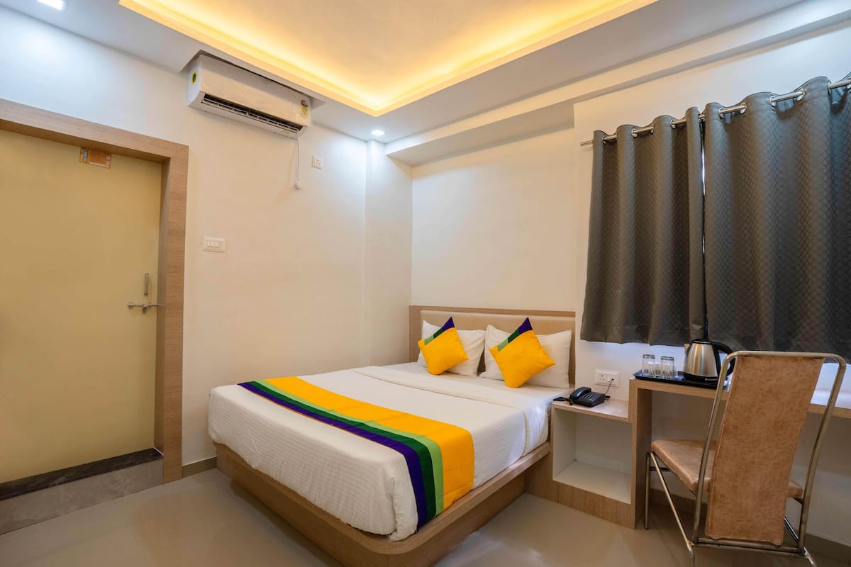 Economy Room | In-room safe, blackout drapes, iron/ironing board, rollaway beds