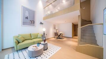 Loft de lujo, vistas a la ciudad | 1 dormitorio, escritorio, espacio para trabajar con un portátil