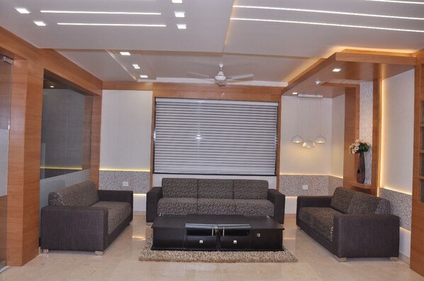 Lobby sitting area - Hotel Shivananda (Hospet)